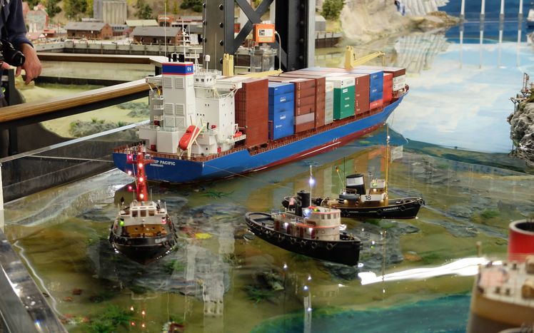 Bild01 Schlepper ziehen einen havarierten Containerfrachter vom Grund