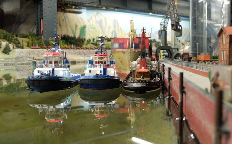 Bild04 Schlepper warten auf die nächsten Aufträge