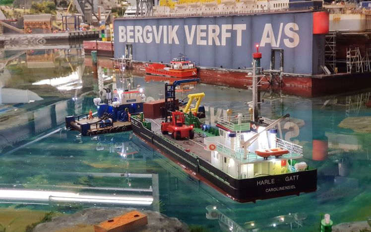 Bild06 Autos fahren auf Schiffen fahren auf dem Wasser