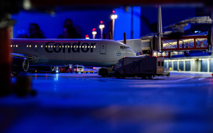 Flughafen rüssel an flugzeug