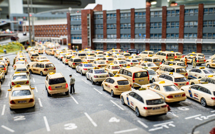 Flughafen taxiparkplatz