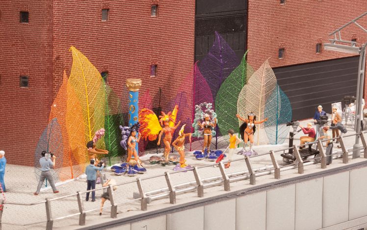 Hamburg HafenCity Elbphi Kuenstler Bunte Blaetter 2