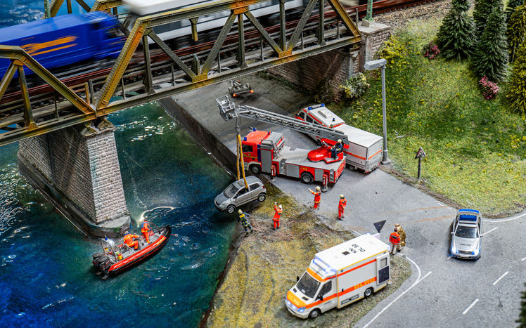Knuffingen auto im fluss