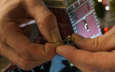 Wb 12 Kw11 2018 Nr 907 Feuerwehrmann Bekommt Wasser